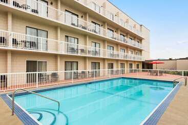 هتل Days Inn By Wyndham Cranbrook Conference Centre