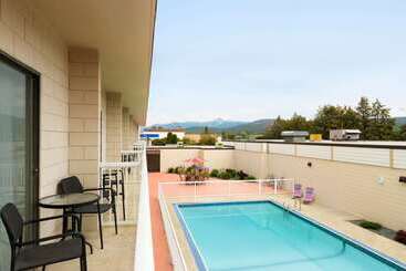 هتل Days Inn By Wyndham Cranbrook Conference Centre