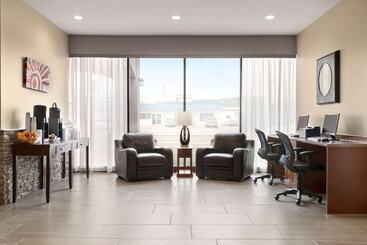 هتل Days Inn By Wyndham Cranbrook Conference Centre