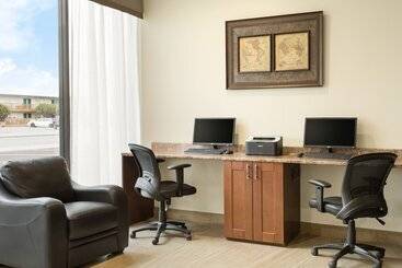 هتل Days Inn By Wyndham Cranbrook Conference Centre