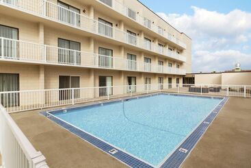 هتل Days Inn By Wyndham Cranbrook Conference Centre