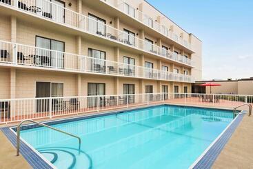 هتل Days Inn By Wyndham Cranbrook Conference Centre