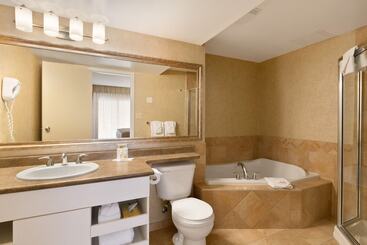 هتل Days Inn By Wyndham Cranbrook Conference Centre