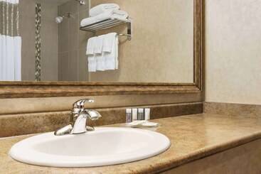 هتل Days Inn By Wyndham Cranbrook Conference Centre