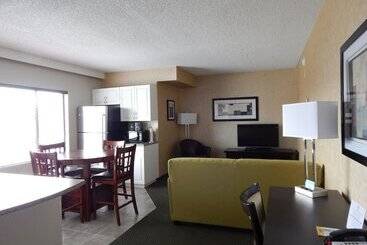 هتل Days Inn By Wyndham Cranbrook Conference Centre