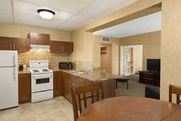 هتل Days Inn By Wyndham Cranbrook Conference Centre