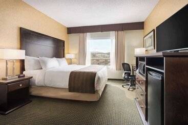 هتل Days Inn By Wyndham Cranbrook Conference Centre