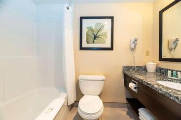 هتل Prestige Riverside Lodge Quesnel