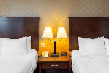 هتل Prestige Riverside Lodge Quesnel