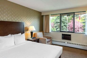 هتل Prestige Riverside Lodge Quesnel