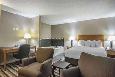 هتل Quality Inn West Edmonton