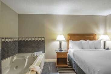 هتل Quality Inn West Edmonton