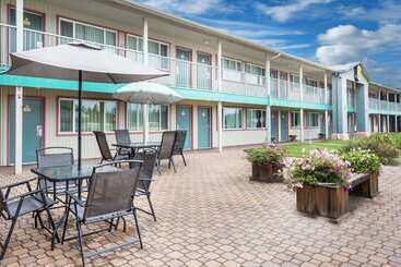 هتل Super 8 By Wyndham Quesnel Bc