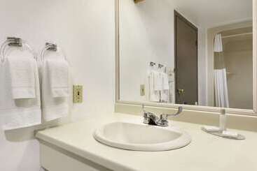 هتل Brockville Inn And Suites
