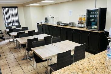 هتل Brockville Inn And Suites