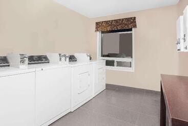 מוטל Super 8 By Wyndham Brandon Mb