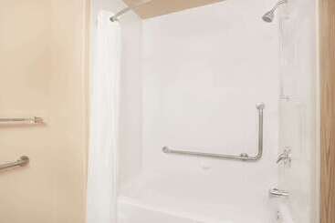مُتل Ramada By Wyndham Cranbrook