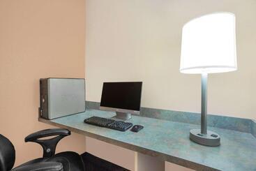 مُتل Ramada By Wyndham Cranbrook