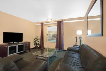 مُتل Ramada By Wyndham Cranbrook