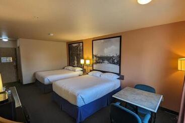 مُتل Ramada By Wyndham Cranbrook