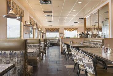 مُتل Super 8 By Wyndham Drayton Valley