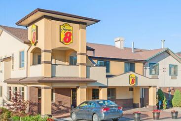 مُتل Super 8 By Wyndham Salmon Arm