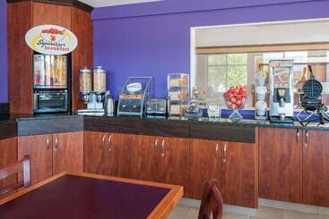 مُتل Super 8 By Wyndham Salmon Arm
