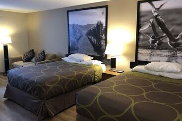 مُتل Super 8 By Wyndham Salmon Arm