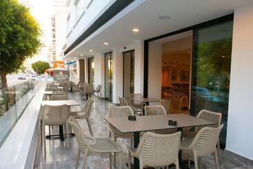 هتل Pefkos City