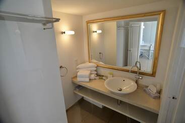 هتل Auberge De La Calanque