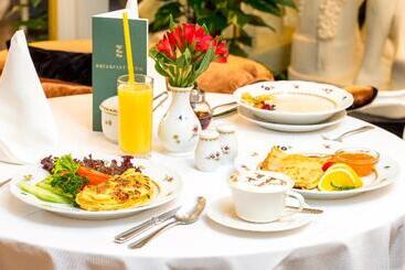 هتل St. Petersbourg   Small Luxury S Of The World