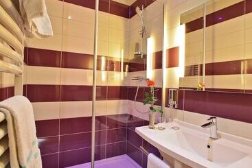 هتل The Originals City   Hôtel Saint Martial, Limoges Centre