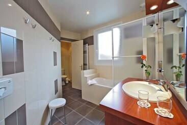 هتل The Originals City   Hôtel Saint Martial, Limoges Centre