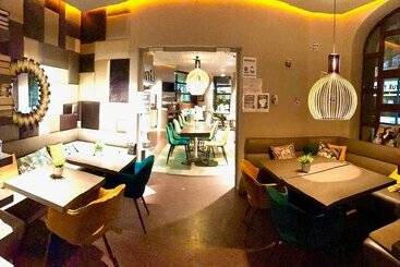 هتل Kyriad Vichy Spa Cinq Mondes