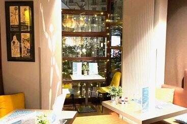 هتل Kyriad Vichy Spa Cinq Mondes
