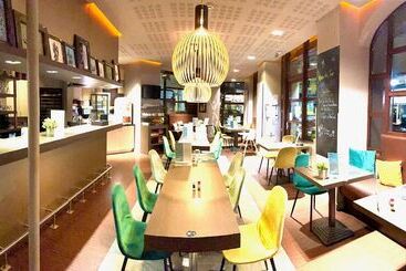 هتل Kyriad Vichy Spa Cinq Mondes