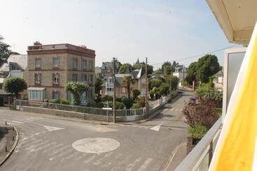 هتل Le Crystal Dinard Plage