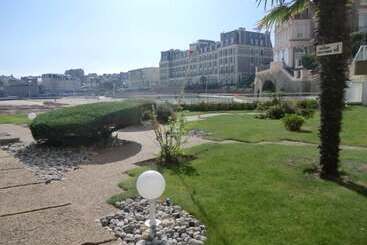 هتل Le Crystal Dinard Plage