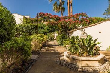 هتل Hôtel La Tartane Saint Tropez