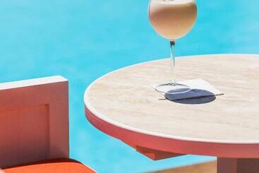 هتل Hôtel La Tartane Saint Tropez