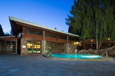 هتل Disney Sequoia Lodge