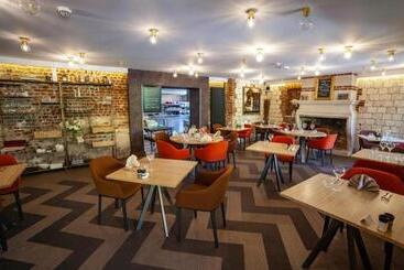 هتل Logis Hôtel & Restaurant   Les Hauts De Montreuil