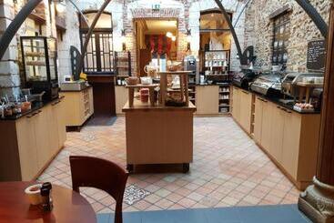 هتل Logis Hôtel & Restaurant   Les Hauts De Montreuil