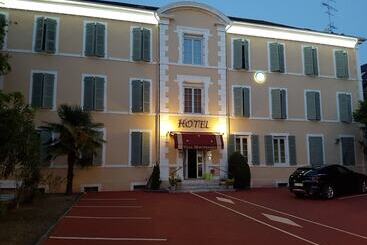 هتل The Originals Boutique, Villa Montpensier, Pau