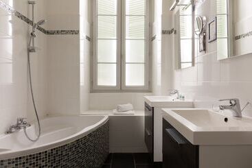 هتل The Originals Boutique, Villa Montpensier, Pau