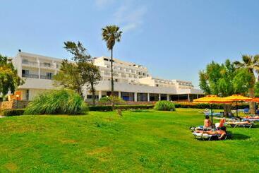 استراحتگاه Doreta Beach