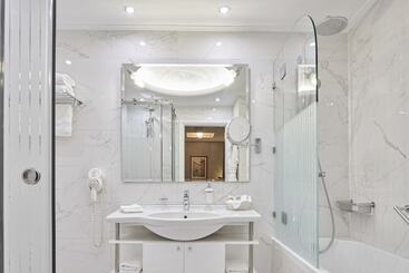 Ava Hotel And Suites