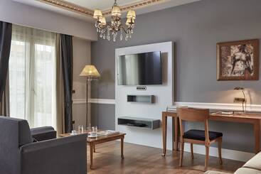 Ava Hotel And Suites