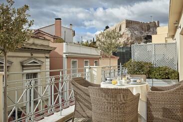 Ava Hotel And Suites