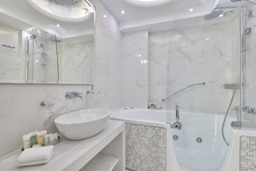 Ava Hotel And Suites